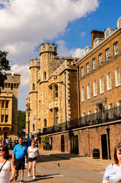 Londra, İngiltere - 20 Temmuz 2016: Londra Kulesi (Majestelerinin Kraliyet Sarayı ve Londra Kulesi Kalesi), İngiltere. Unesco Dünya Mirası