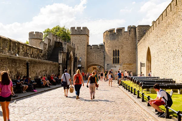 Londra, İngiltere - 20 Temmuz 2016: Londra Kulesi (Majestelerinin Kraliyet Sarayı ve Londra Kulesi Kalesi), İngiltere. Unesco Dünya Mirası