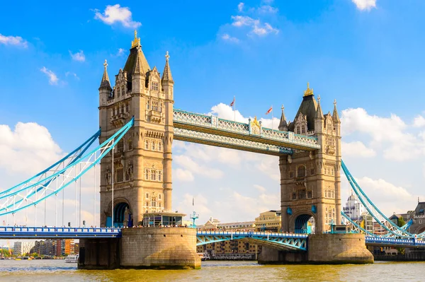 Londra, İngiltere - 20 Temmuz 2016: Majestelerinin Kraliyet Sarayı ve Londra Kulesi Kalesi yakınlarındaki Tower Bridge, İngiltere. Unesco Dünya Mirası