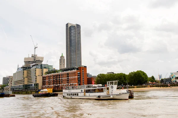 Londra, İngiltere - 22 Temmuz 2016: Büyük Britanya'nın başkenti Londra'da Thames Nehri kıyısında mimari