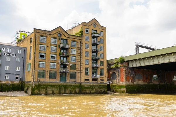 Londra, İngiltere - 22 Temmuz 2016: Büyük Britanya'nın başkenti Londra'da Thames Nehri kıyısında mimari