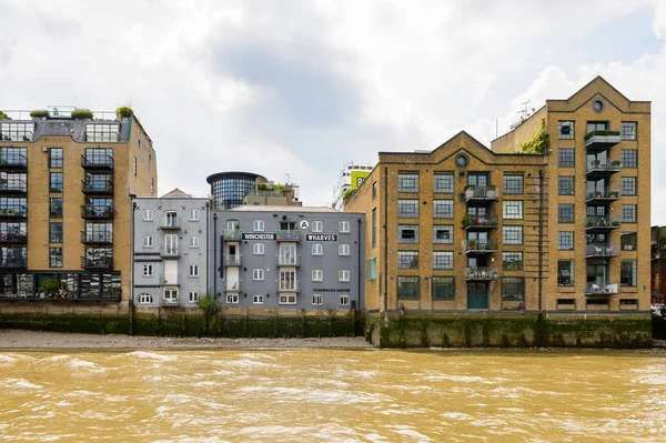 Londra, İngiltere - 22 Temmuz 2016: Büyük Britanya'nın başkenti Londra'da Thames Nehri kıyısında mimari