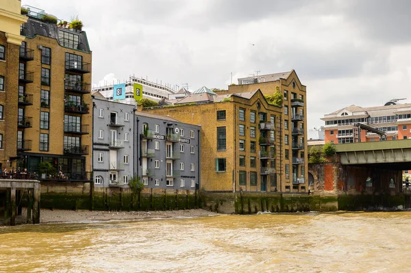 Londra, İngiltere - 22 Temmuz 2016: Büyük Britanya'nın başkenti Londra'da Thames Nehri kıyısında mimari