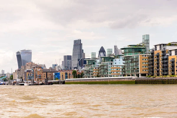Londra, İngiltere - 22 Temmuz 2016: Büyük Britanya'nın başkenti Londra'da Thames Nehri kıyısındaki mimarinin güzel görünümü