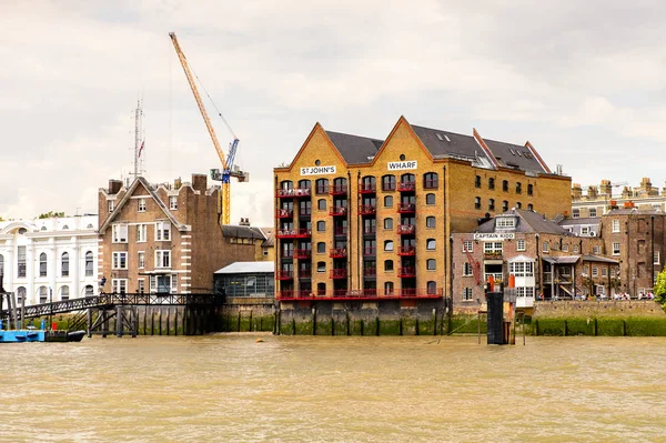 Londra, İngiltere - 22 Temmuz 2016: Büyük Britanya'nın başkenti Londra'da Thames Nehri kıyısındaki mimarinin güzel görünümü