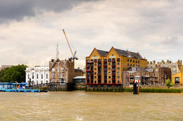 Londra, İngiltere - 22 Temmuz 2016: Büyük Britanya'nın başkenti Londra'da Thames Nehri kıyısındaki mimarinin güzel görünümü
