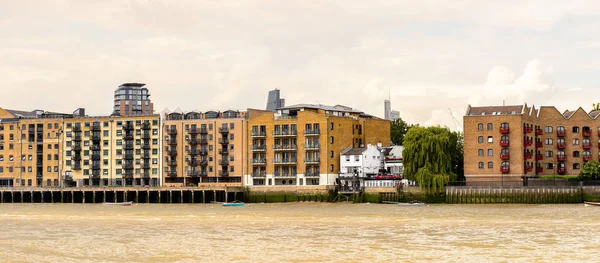Londra, İngiltere - 22 Temmuz 2016: Büyük Britanya'nın başkenti Londra'da Thames Nehri kıyısındaki mimarinin güzel görünümü