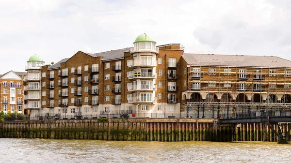 Londra, İngiltere - 22 Temmuz 2016: Büyük Britanya'nın başkenti Londra'da Thames Nehri kıyısındaki mimarinin güzel görünümü