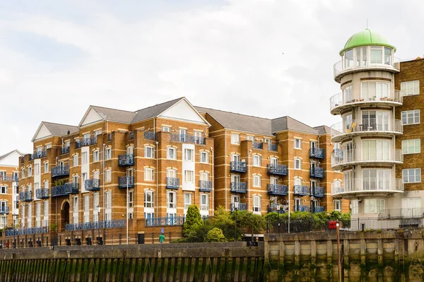 Londra, İngiltere - 22 Temmuz 2016: Büyük Britanya'nın başkenti Londra'da Thames Nehri kıyısındaki mimarinin güzel görünümü