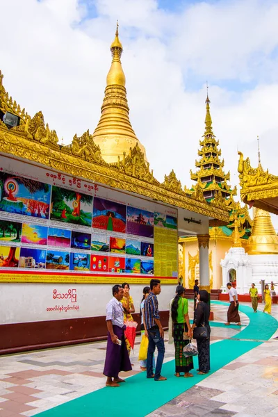 Yangon Mianmar Ago 2016 Shwedagon Pagoda Uma Estupa Dourada Colina — Fotografia de Stock