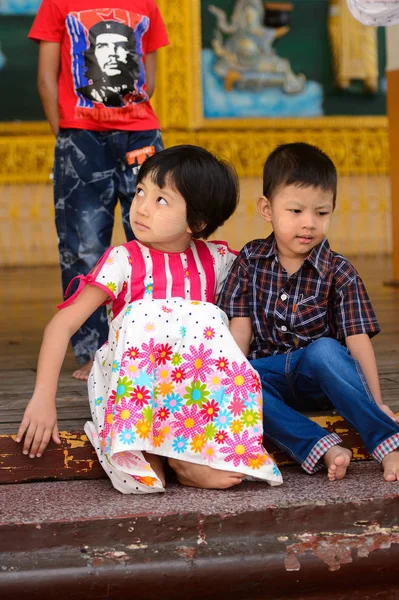 Yangon, Myanmar - 24 Ağustos 2016: Yerel bir tapınakta tanımlanamayan Birmanyalı çocuklar. Myanma halkının yüzde 68'i Bamar etnik grubuna mensandı
