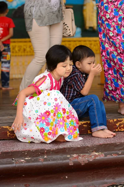 Yangon, Myanmar - 24 Ağustos 2016: Yerel bir tapınakta tanımlanamayan Birmanyalı çocuklar. Myanma halkının yüzde 68'i Bamar etnik grubuna mensandı