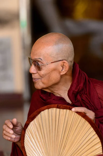 Yangon, Myanmar - 24 Ağustos 2016: Yerel bir tapınakta tanımlanamayan Birmanyalı Budist keşiş. Myanma halkının yüzde 68'i Bamar etnik grubuna mensandı