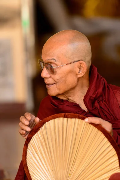 Yangon, Myanmar - 24 Ağustos 2016: Yerel bir tapınakta tanımlanamayan Birmanyalı Budist keşiş. Myanma halkının yüzde 68'i Bamar etnik grubuna mensandı