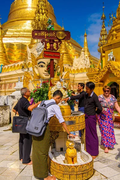 Yangon, Myanmar - 24 Ağustos 2016: Yerel bir tapınakta tanımlanamayan Birmanya halkı. Myanma halkının yüzde 68'i Bamar etnik grubuna mensandı