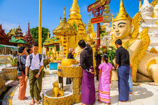 Yangon, Myanmar - 24 Ağustos 2016: Shwedagon Pagoda'nın çevresi, Singuttara Tepesi'nde yaldızlı bir stupa, Kandawgyi Gölü, Yangon, Myanmar