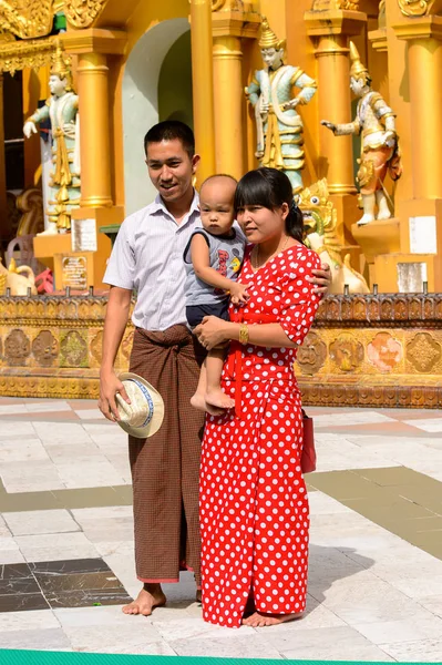 Yangon, Myanmar - 24 Ağustos 2016: Kimliği belirsiz Birmanyalı aile bir tapınağı ziyaret ediyor. Myanma halkının yüzde 68'i Bamar etnik grubuna mensandı