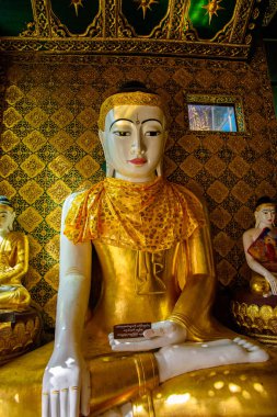 Yangon, Myanmar - 24 Ağustos 2016: Shwedagon Pagoda'daki Buda heykeli, Singuttara Tepesi'nde yaldızlı bir stupa, Kandawgyi Gölü, Yangon, Myanmar