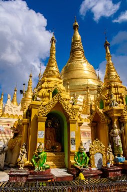 Yangon, Myanmar - 24 Ağustos 2016: Shwedagon Pagoda'nın çevresi, Singuttara Tepesi'nde yaldızlı bir stupa, Kandawgyi Gölü, Yangon, Myanmar