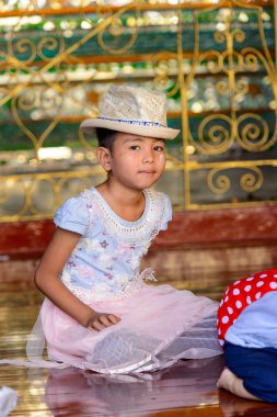 Yangon, Myanmar - 24 Ağustos 2016: Bir tapınakta tanımlanamayan Birmanyalı küçük kız. Myanma halkının yüzde 68'i Bamar etnik grubuna mensandı