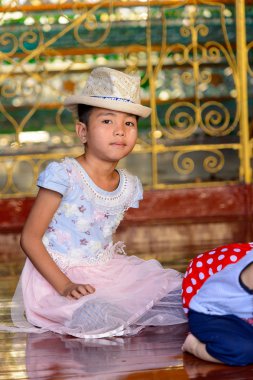 Yangon, Myanmar - 24 Ağustos 2016: Bir tapınakta tanımlanamayan Birmanyalı küçük kız. Myanma halkının yüzde 68'i Bamar etnik grubuna mensandı
