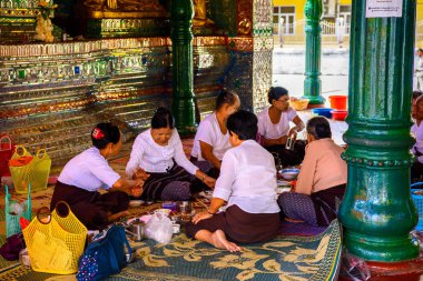 Yangon, Myanmar - 24 Ağustos 2016: Yerel bir tapınakta tanımlanamayan Birmanya halkı. Myanma halkının yüzde 68'i Bamar etnik grubuna mensandı