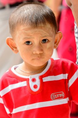 Yangon, Myanmar - 24 Ağustos 2016: Yerel bir tapınakta tanımlanamayan Birmanyalı Budist çocuk. Myanma halkının yüzde 68'i Bamar etnik grubuna mensandı
