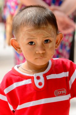 Yangon, Myanmar - 24 Ağustos 2016: Yerel bir tapınakta tanımlanamayan Birmanyalı Budist çocuk. Myanma halkının yüzde 68'i Bamar etnik grubuna mensandı