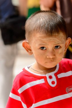 Yangon, Myanmar - 24 Ağustos 2016: Yerel bir tapınakta tanımlanamayan Birmanyalı Budist çocuk. Myanma halkının yüzde 68'i Bamar etnik grubuna mensandı