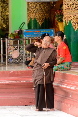 Yangon, Myanmar - 24 Ağustos 2016: Yerel bir tapınakta tanımlanamayan Birmanyalı Budist yaşlı adam. Myanma halkının yüzde 68'i Bamar etnik grubuna mensandı
