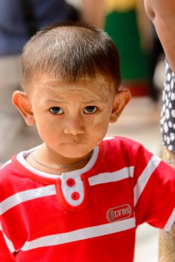 Yangon, Myanmar - 24 Ağustos 2016: Yerel bir tapınakta tanımlanamayan Birmanyalı Budist çocuk. Myanma halkının yüzde 68'i Bamar etnik grubuna mensandı