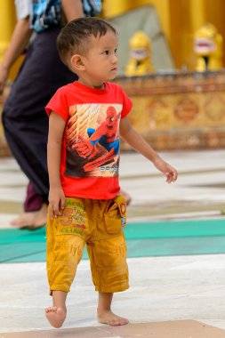 Yangon, Myanmar - 24 Ağustos 2016: Yerel bir tapınakta tanımlanamayan Birmanyalı küçük çocuk. Myanma halkının yüzde 68'i Bamar etnik grubuna mensandı
