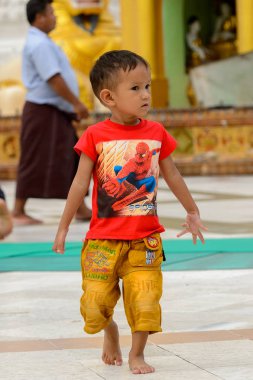 Yangon, Myanmar - 24 Ağustos 2016: Yerel bir tapınakta tanımlanamayan Birmanyalı küçük çocuk. Myanma halkının yüzde 68'i Bamar etnik grubuna mensandı