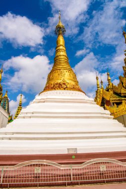 Yangon, Myanmar - 24 Ağustos 2016: Shwedagon Pagoda, Singuttara Tepesi'nde yaldızlı bir stupa, Kandawgyi Gölü, Yangon, Myanmar