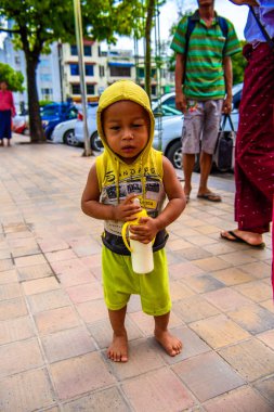 Yangon, Myanmar - 24 Ağustos 2016: Yerel bir tapınakta tanımlanamayan Birmanyalı küçük çocuk. Myanma halkının yüzde 68'i Bamar etnik grubuna mensandı