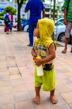 Yangon, Myanmar - 24 Ağustos 2016: Yerel bir tapınakta tanımlanamayan Birmanyalı küçük çocuk. Myanma halkının yüzde 68'i Bamar etnik grubuna mensandı