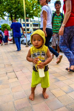 Yangon, Myanmar - 24 Ağustos 2016: Yerel bir tapınakta tanımlanamayan Birmanyalı küçük çocuk. Myanma halkının yüzde 68'i Bamar etnik grubuna mensandı