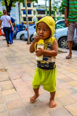 Yangon, Myanmar - 24 Ağustos 2016: Yerel bir tapınakta tanımlanamayan Birmanyalı küçük çocuk. Myanma halkının yüzde 68'i Bamar etnik grubuna mensandı