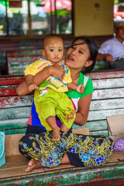 Yangon, Myanmar - 24 Ağustos 2016: Tanımlanamayan Birmanyalı kız ve küçük çocuğu. Myanma halkının yüzde 68'i Bamar etnik grubuna mensandı