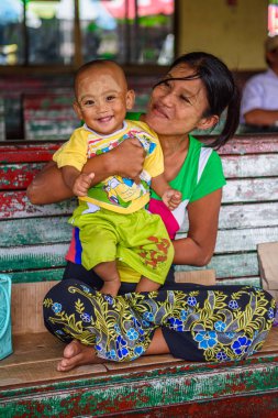 Yangon, Myanmar - 24 Ağustos 2016: Tanımlanamayan Birmanyalı kız ve küçük çocuğu. Myanma halkının yüzde 68'i Bamar etnik grubuna mensandı