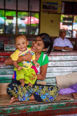 Yangon, Myanmar - 24 Ağustos 2016: Tanımlanamayan Birmanyalı kız ve küçük çocuğu. Myanma halkının yüzde 68'i Bamar etnik grubuna mensandı