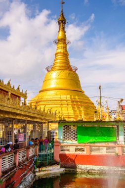 Yangon, Myanmar - 24 Ağustos 2016: Botataung Pagoda (tam olarak: 1000 ordu subayı), Yangon, Myanmar'da ünlü bir kompleks. II. Dünya Savaşı sırasında tamamen yıkıldı.
