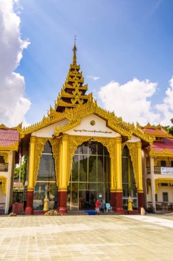 Yangon, Myanmar - 24 Ağustos 2016: Botataung Pagoda (tam olarak: 1000 ordu subayı), Yangon, Myanmar'da ünlü bir kompleks. II. Dünya Savaşı sırasında tamamen yıkıldı.