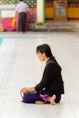 Yangon, Myanmar - 24 Ağustos 2016: Yerel bir tapınakta tanımlanamayan Birmanyalı kadın. Myanma halkının yüzde 68'i Bamar etnik grubuna mensandı