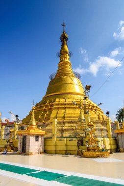 Yangon, Myanmar - 24 Ağustos 2016: Botataung Pagoda (tam olarak: 1000 ordu subayı), Yangon, Myanmar'da ünlü bir kompleks. II. Dünya Savaşı sırasında tamamen yıkıldı.