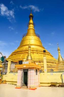 Yangon, Myanmar - 24 Ağustos 2016: Botataung Pagoda (tam olarak: 1000 ordu subayı), Yangon, Myanmar'da ünlü bir kompleks. II. Dünya Savaşı sırasında tamamen yıkıldı.