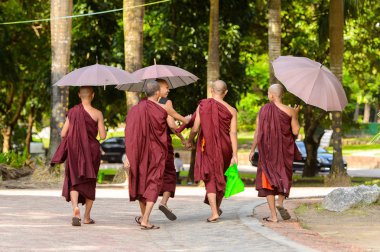 Yangon, Myanmar - 24 Ağustos 2016: Sokakta tanımlanamayan Birmanyalı Budist rahipler. Myanma halkının yüzde 68'i Bamar etnik grubuna mensandı