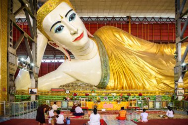 Yangon, Myanmar - 24 Ağustos 2016: Bahan İlçesi, Yangon, Myanmar'daki en ünlü Budist tapınağı Chaukhtatgyi Tapınağı'nda yatan Buda'nın dev heykeli.