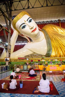 Yangon, Myanmar - 24 Ağustos 2016: Bahan İlçesi, Yangon, Myanmar'daki en ünlü Budist tapınağı Chaukhtatgyi Tapınağı'nda yatan Buda'nın dev heykeli.