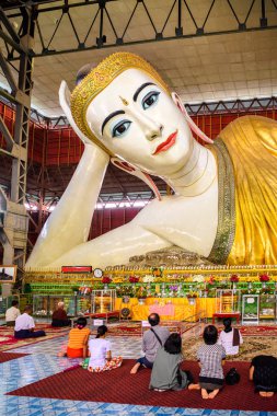 Yangon, Myanmar - 24 Ağustos 2016: Bahan İlçesi, Yangon, Myanmar'daki en ünlü Budist tapınağı Chaukhtatgyi Tapınağı'nda yatan Buda'nın dev heykeli.